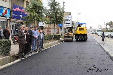 شهردار علی آباد کتول از شروع عملیات روکش آسفالت خیابان اصلی شهر ، حدفاصل خیابان فرمانداری قدیم تا چهارراه جنگلده خبر داد